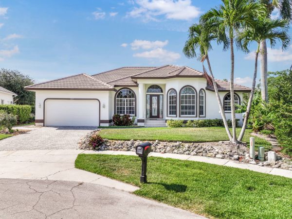 Four Bedroom Canal Side Vacation Pool Home in Marco Island
