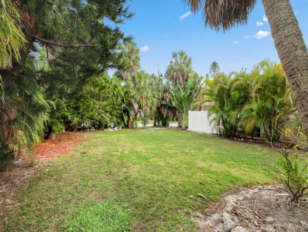 Three Bedroom Holmes Beach Vacation Home Sleeps 6 Guests