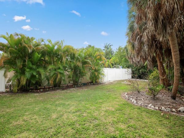 Three Bedroom Holmes Beach Vacation Home Sleeps 6 Guests