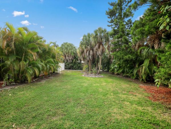 Three Bedroom Holmes Beach Vacation Home Sleeps 6 Guests