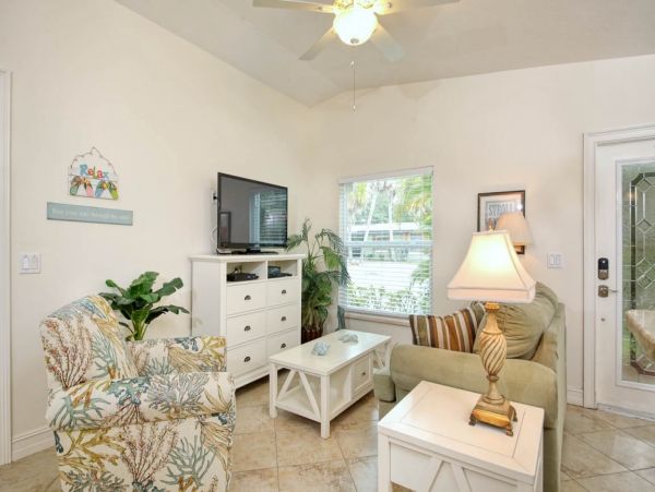 Three Bedroom Holmes Beach Vacation Home Sleeps 6 Guests