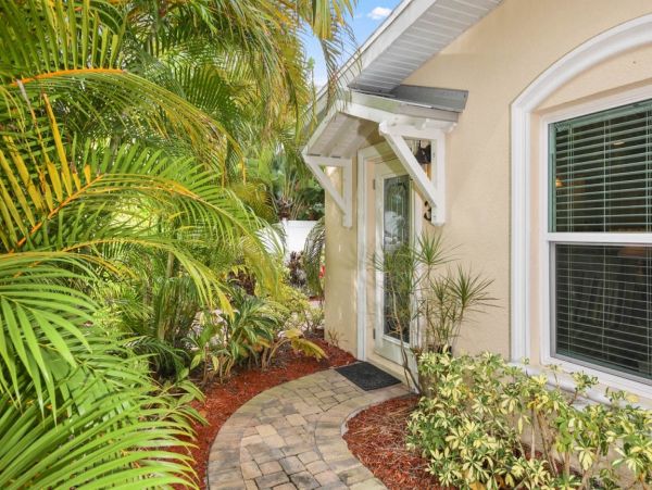 Three Bedroom Holmes Beach Vacation Home Sleeps 6 Guests