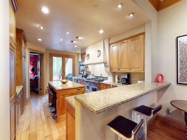 Luxury Family Home with Private Hot Tub 150 Yards to Lifts
