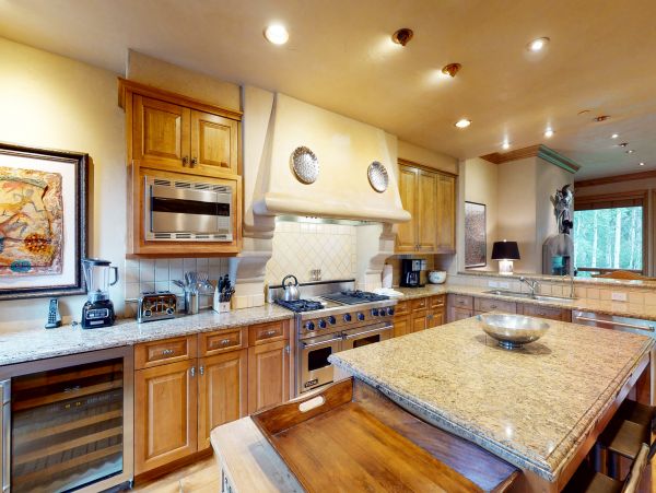 Luxury Family Home with Private Hot Tub 150 Yards to Lifts