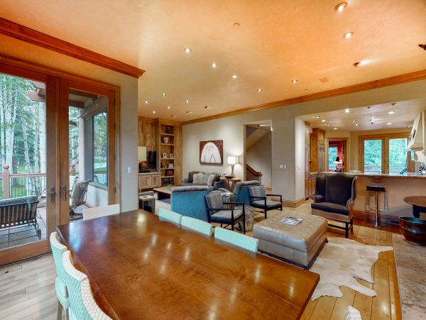 Luxury Family Home with Private Hot Tub 150 Yards to Lifts
