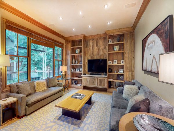 Luxury Family Home with Private Hot Tub 150 Yards to Lifts