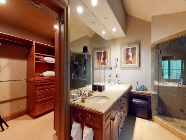 Luxury Family Home with Private Hot Tub 150 Yards to Lifts