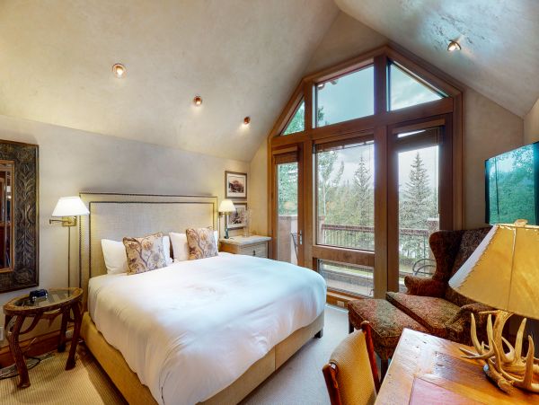 Luxury Family Home with Private Hot Tub 150 Yards to Lifts