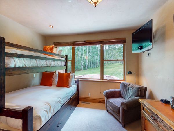 Luxury Family Home with Private Hot Tub 150 Yards to Lifts