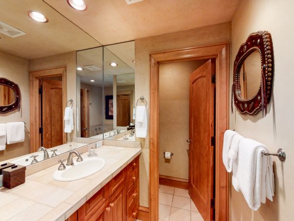 Luxury Family Home with Private Hot Tub 150 Yards to Lifts