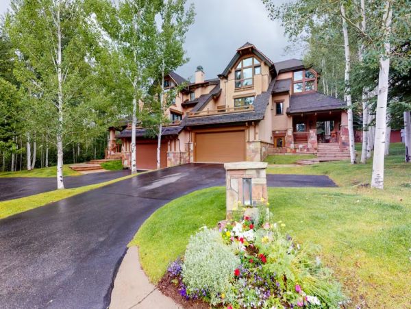 Luxury Family Home with Private Hot Tub 150 Yards to Lifts