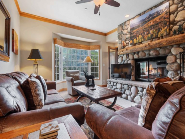 Upper Floor Ski in Ski Out Easy Walk to Village