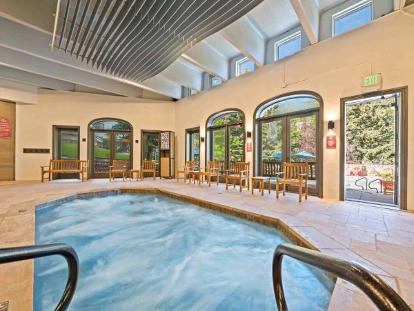 Upper Floor Ski in Ski Out Easy Walk to Village