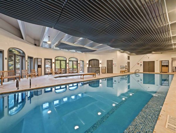 Upper Floor Ski in Ski Out Easy Walk to Village