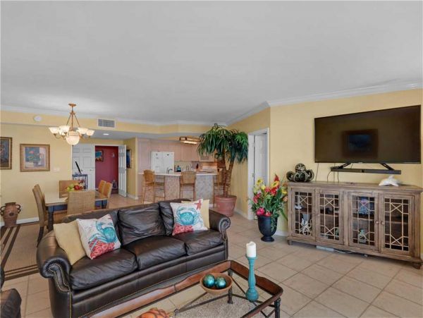 Gulf Front Three Bedroom Vacation Condo in Destin on Beach