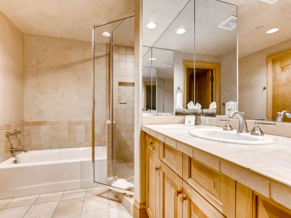 Luxurious Snowmass Ski/in - Ski/out Townhome