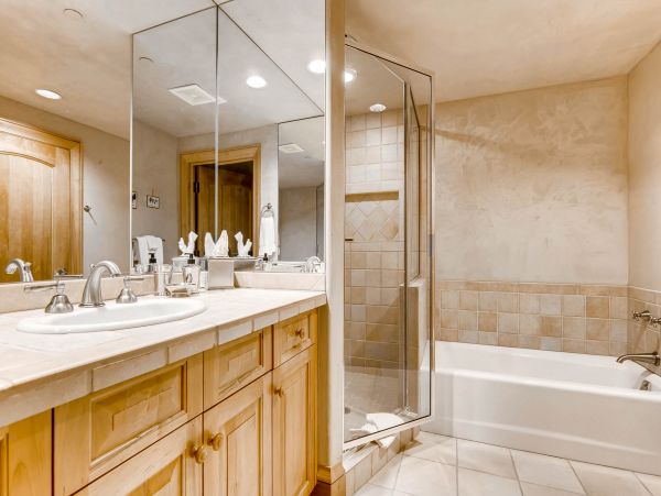 Luxurious Snowmass Ski/in - Ski/out Townhome