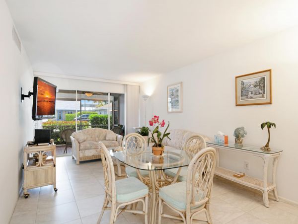 Naples Walk to Beach Vacation Condo 2 Bedrooms Sleeps 6