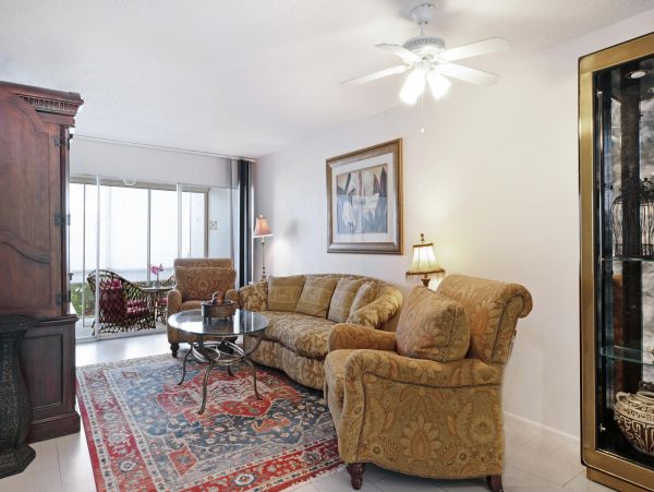 Two bedroom Olde Naples Condo Sleeps 6 Walk To Beach