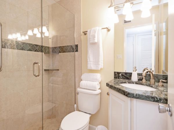 Two Bedroom Vacation Condo in Naples Walk To Beach Sleeps 6