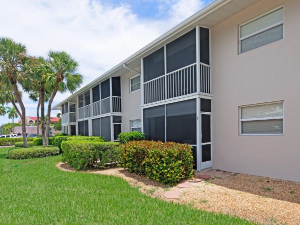 Two Bedroom Vacation Condo in Naples Walk To Beach Sleeps 6