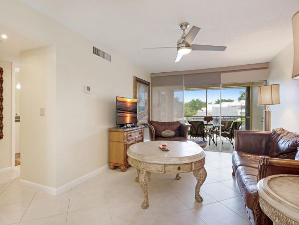 Two Bedroom Vacation Condo in Naples Walk To Beach Sleeps 6
