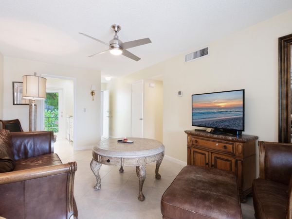 Two Bedroom Vacation Condo in Naples Walk To Beach Sleeps 6