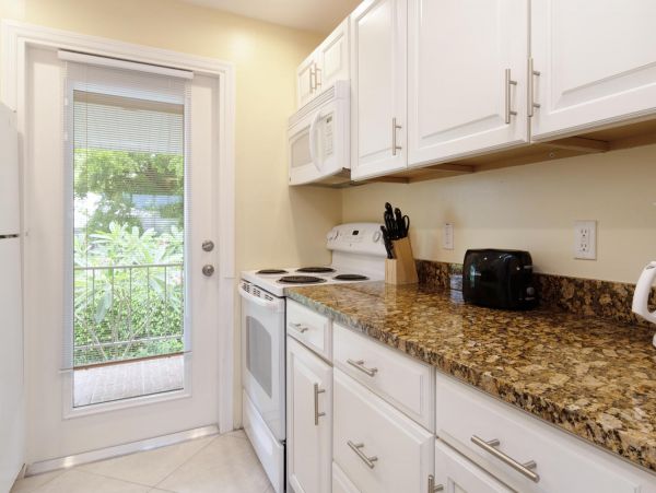 Two Bedroom Vacation Condo in Naples Walk To Beach Sleeps 6