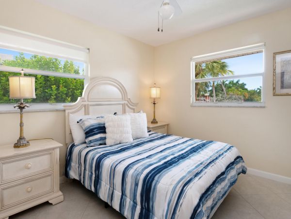 Two Bedroom Vacation Condo in Naples Walk To Beach Sleeps 6