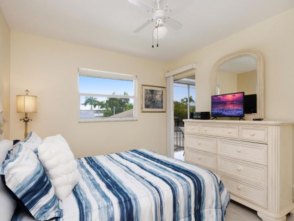 Two Bedroom Vacation Condo in Naples Walk To Beach Sleeps 6