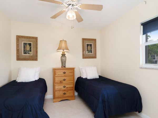 Two Bedroom Vacation Condo in Naples Walk To Beach Sleeps 6