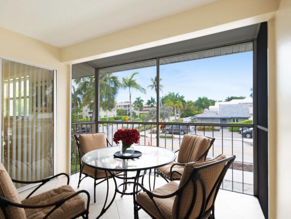 Two Bedroom Vacation Condo in Naples Walk To Beach Sleeps 6