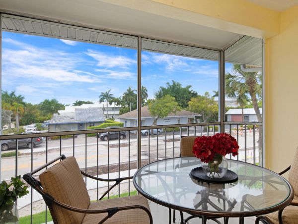 Two Bedroom Vacation Condo in Naples Walk To Beach Sleeps 6
