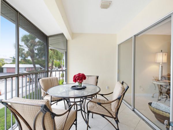 Two Bedroom Vacation Condo in Naples Walk To Beach Sleeps 6