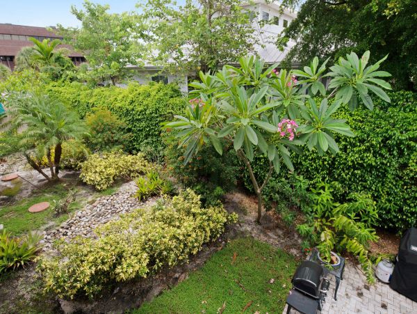Two Bedroom Vacation Condo in Naples Walk To Beach Sleeps 6