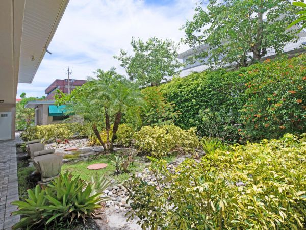 Two Bedroom Vacation Condo in Naples Walk To Beach Sleeps 6