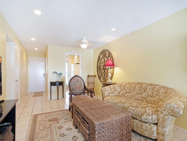 Naples 2 Bedroom Condo Walk to Beach Sleeps 6 Guests