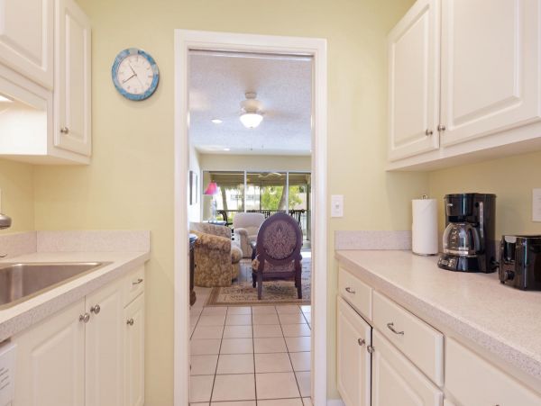 Naples 2 Bedroom Condo Walk to Beach Sleeps 6 Guests