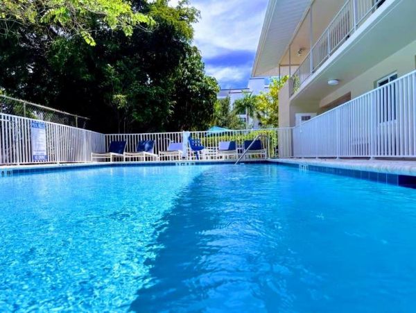 Naples 2 Bedroom Condo Walk to Beach Sleeps 6 Guests