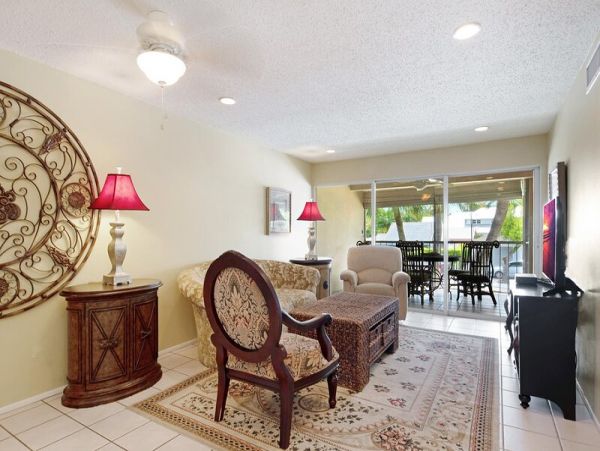Naples 2 Bedroom Condo Walk to Beach Sleeps 6 Guests