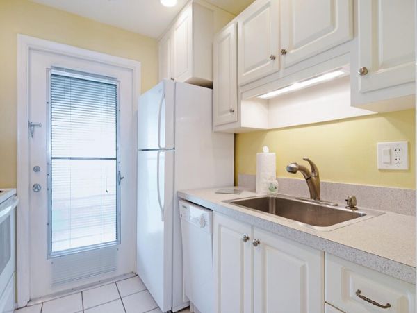 Naples 2 Bedroom Condo Walk to Beach Sleeps 6 Guests