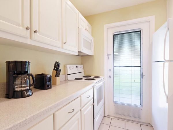 Naples 2 Bedroom Condo Walk to Beach Sleeps 6 Guests