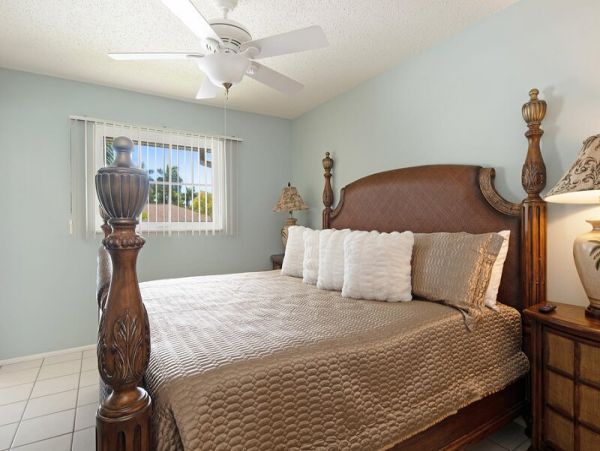 Naples 2 Bedroom Condo Walk to Beach Sleeps 6 Guests