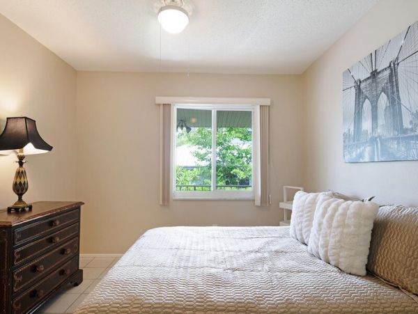 Naples 2 Bedroom Condo Walk to Beach Sleeps 6 Guests