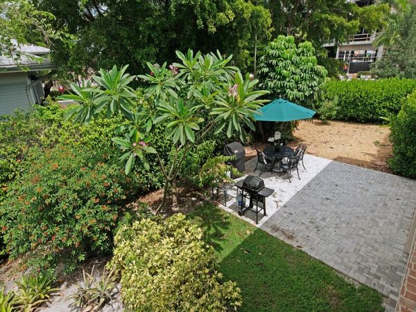 Naples 2 Bedroom Condo Walk to Beach Sleeps 6 Guests