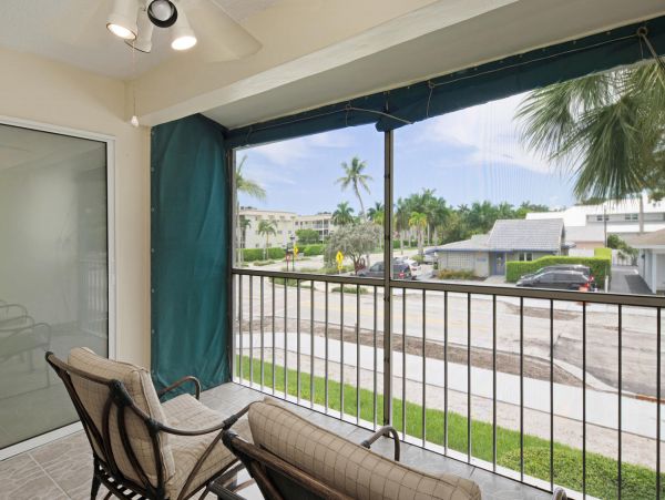 Naples Walk to Beach Vacation Condo Two Bedrooms Sleeps 6
