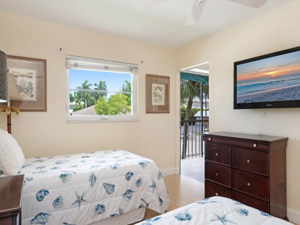 Naples Walk to Beach Vacation Condo Two Bedrooms Sleeps 6