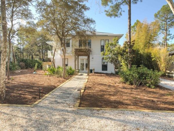 Stunning 8 Bedroom Fully Renovated Five Minutes from Beach!