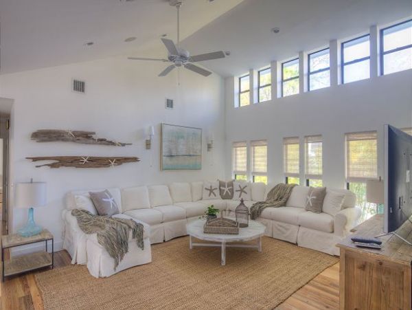 Stunning 8 Bedroom Fully Renovated Five Minutes from Beach!