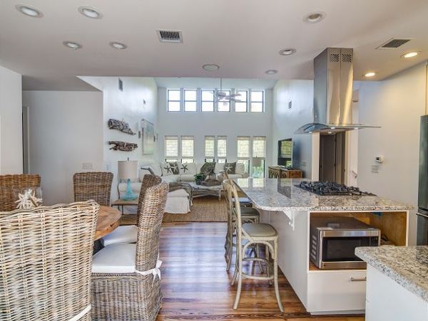 Stunning 8 Bedroom Fully Renovated Five Minutes from Beach!